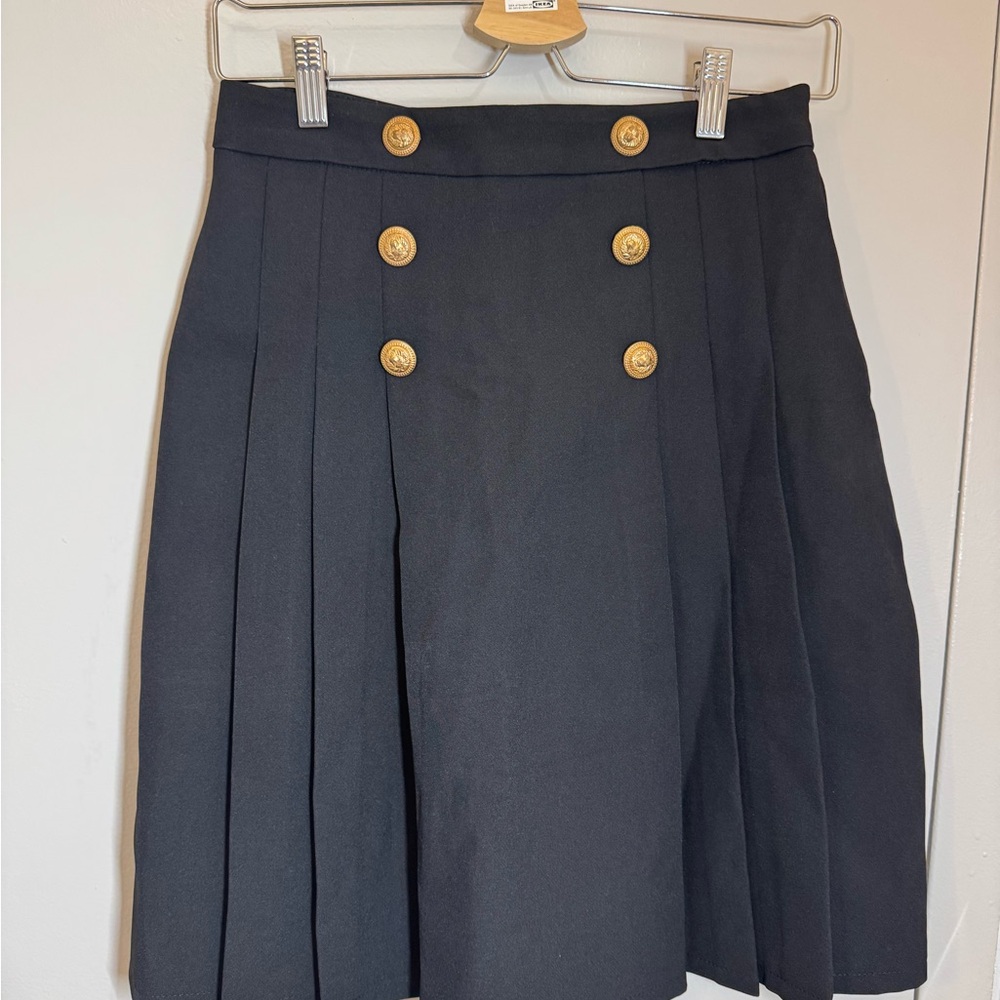 Elegant and timeless black pleated skirt